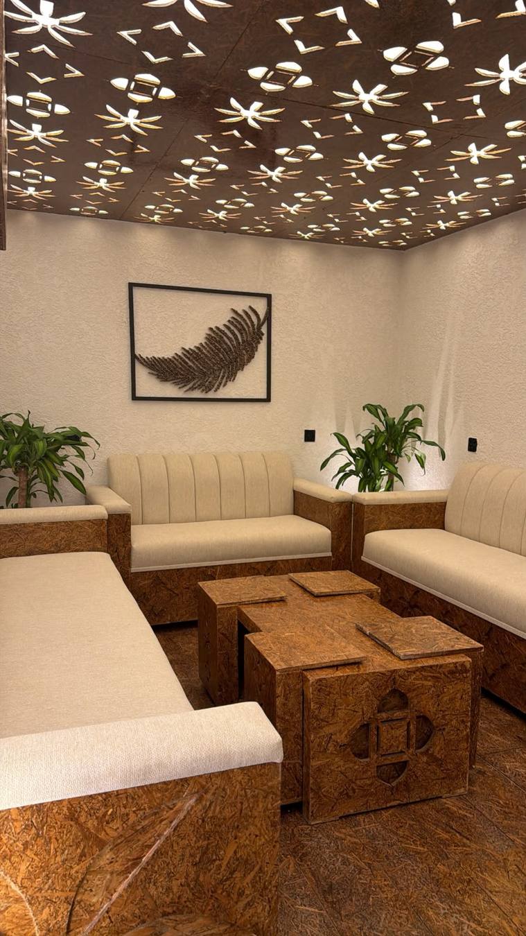 السقف المفرّغ بزخارف النخيل